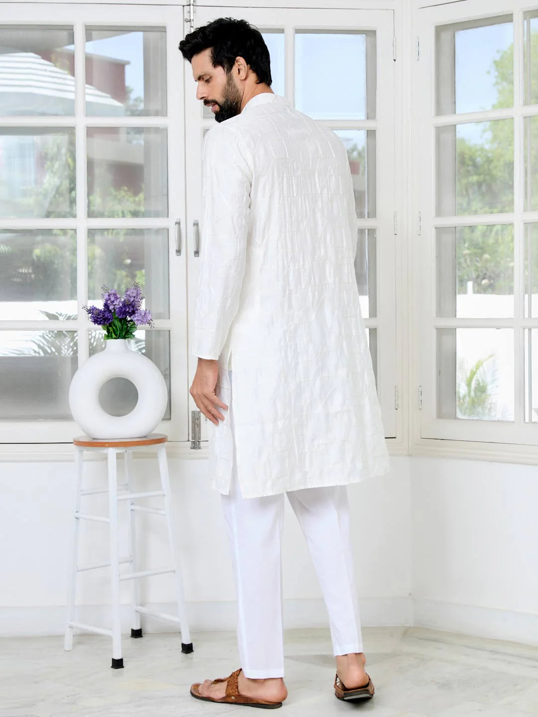 Men Cream Geometric Embroidered Thread Work Mandarin Collar Straight Kurta