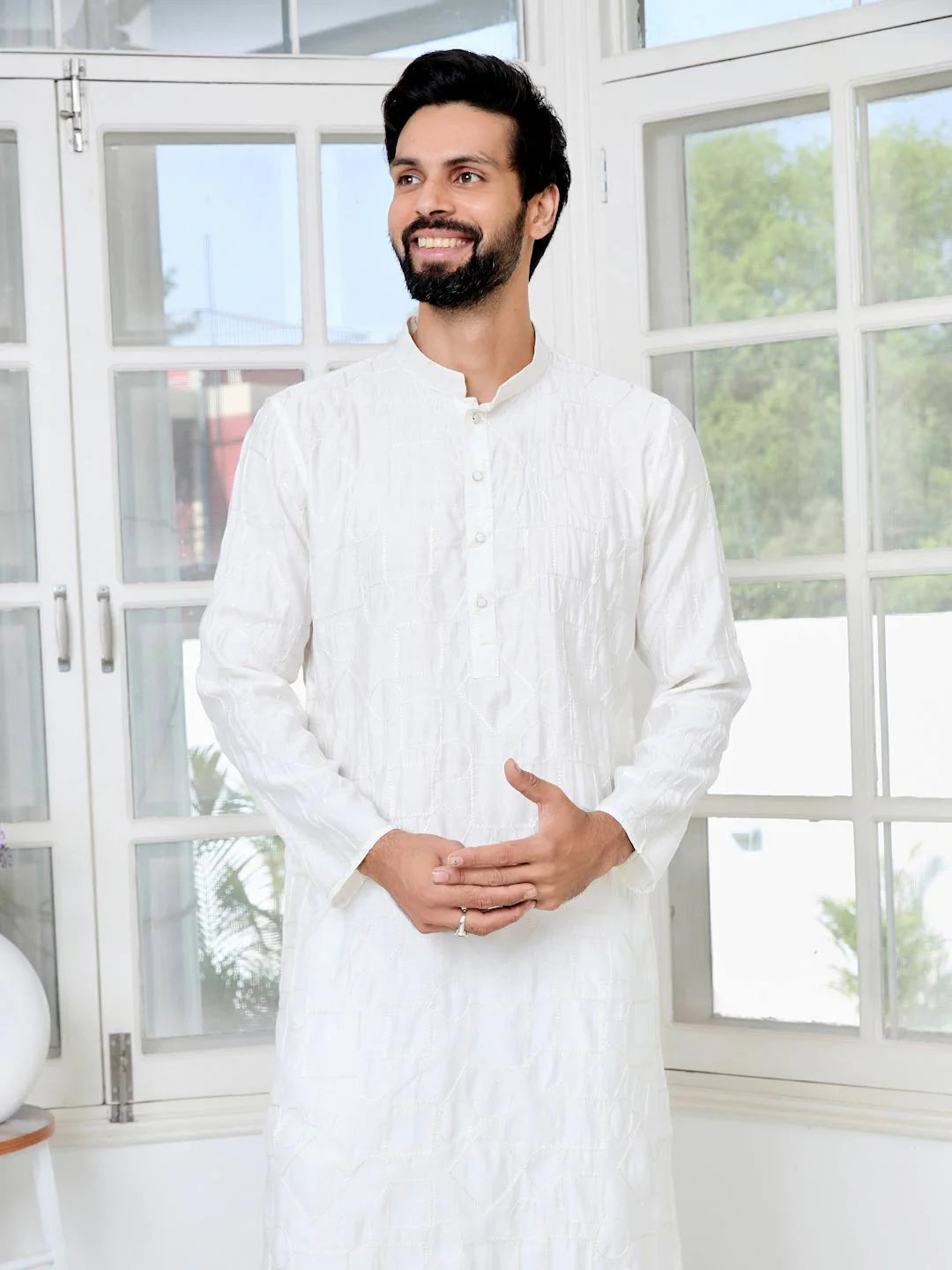 Men Cream Geometric Embroidered Thread Work Mandarin Collar Straight Kurta
