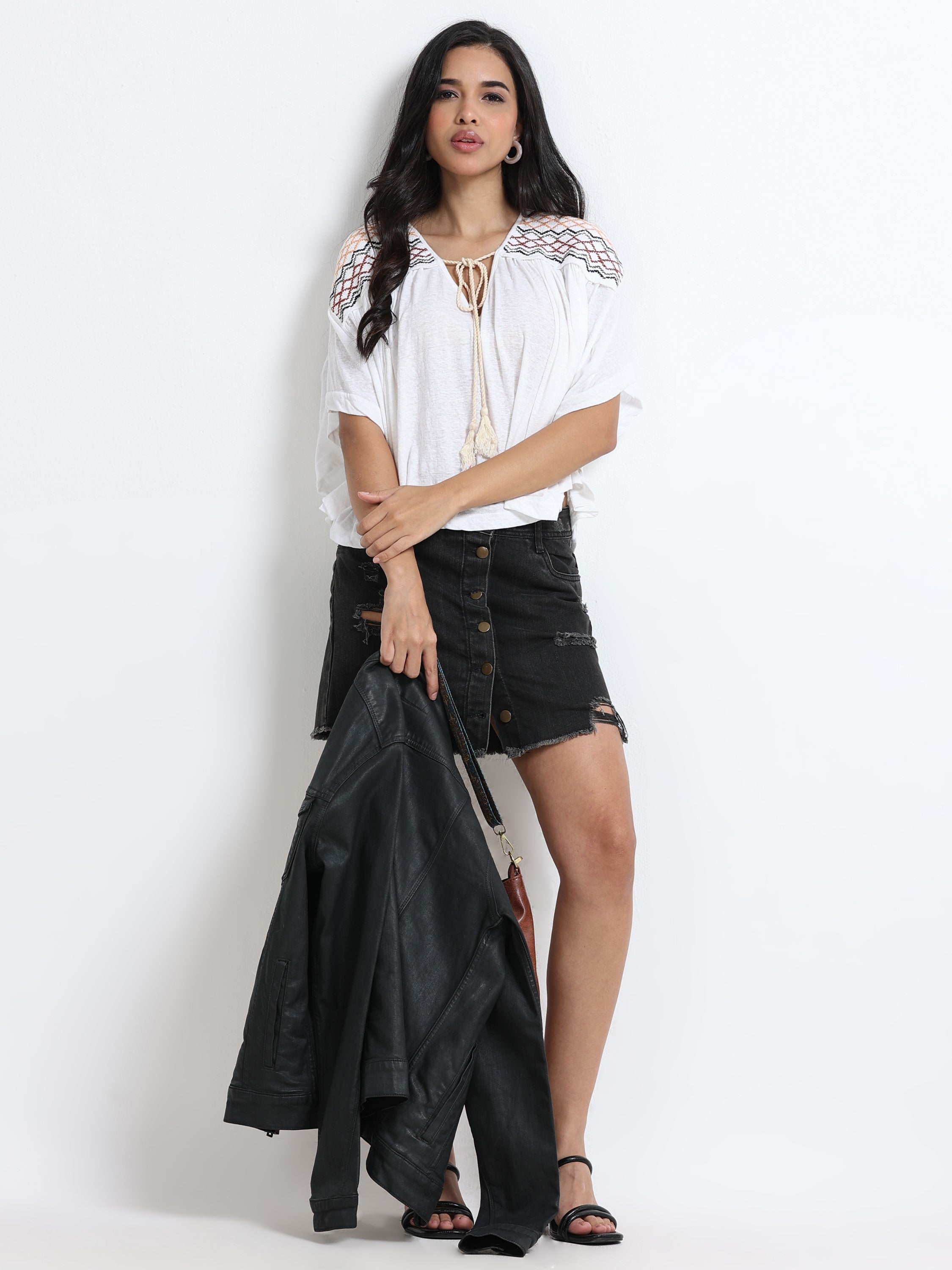 Women Trim Tassel Tie V-Neck Embroidery Top
