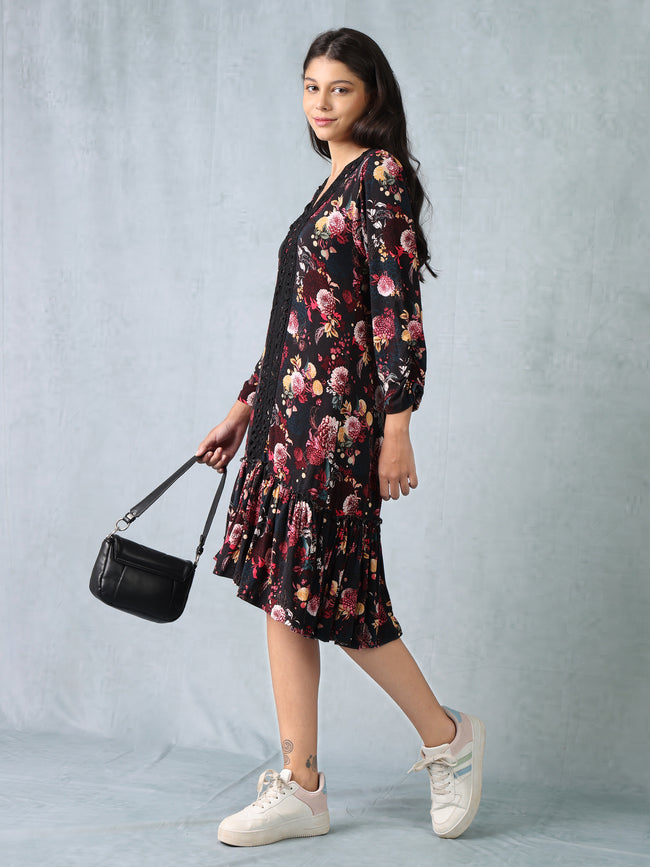Women Black & Red Printed Comfort Fit Dress