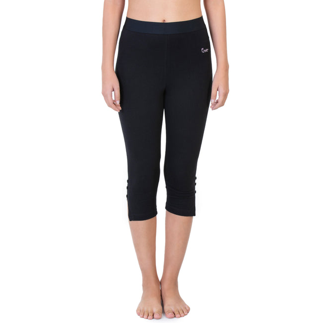 Women Black 3/4th Solid Capri