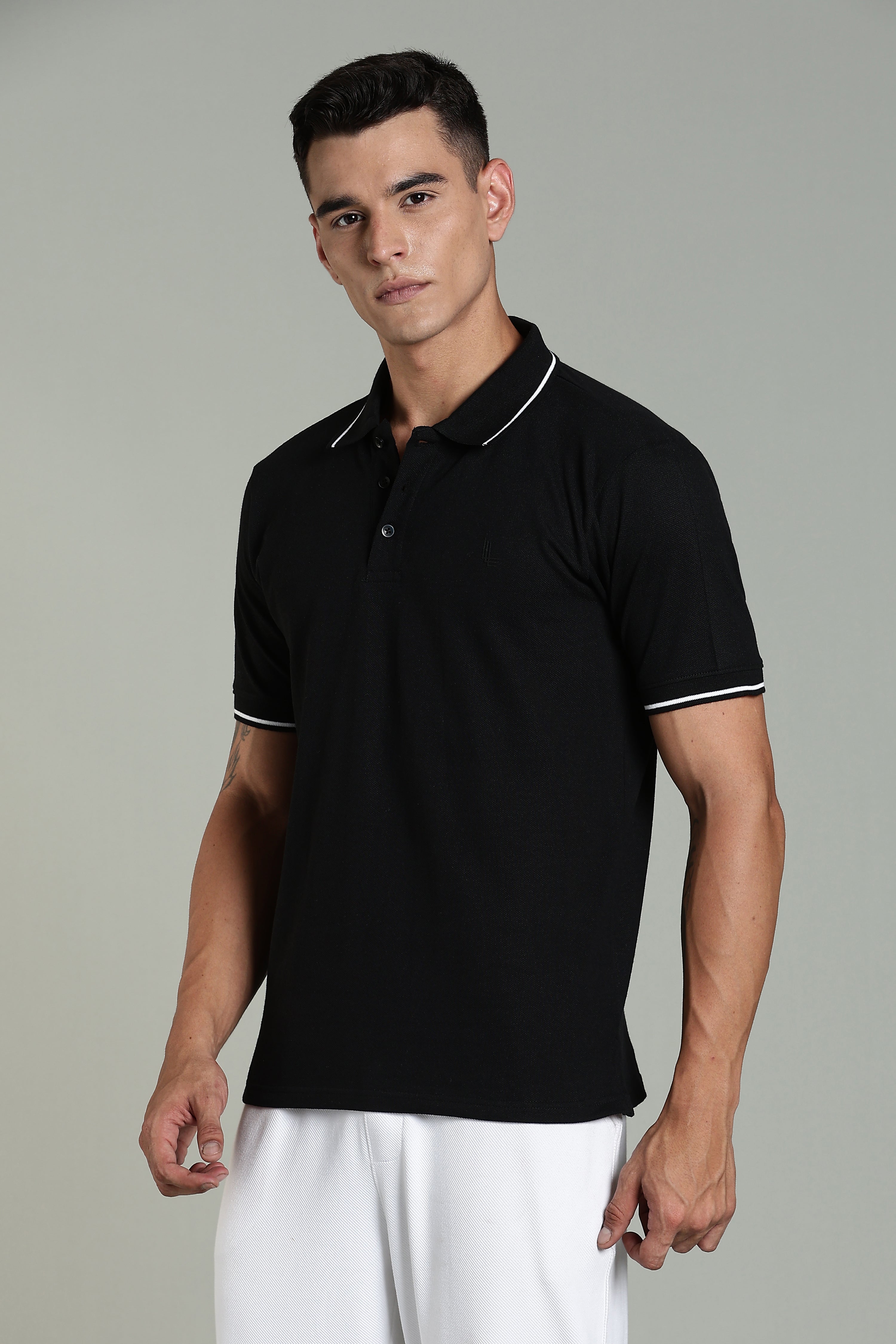 Men Solid Black Cotton Blend Tshirt