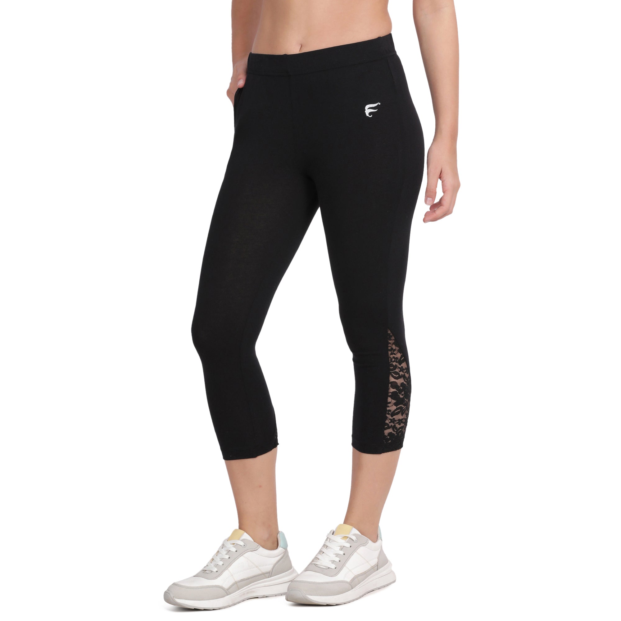 Women Black 3/4th Lace Capri
