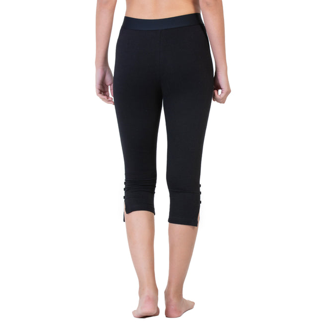 Women Black 3/4th Solid Capri