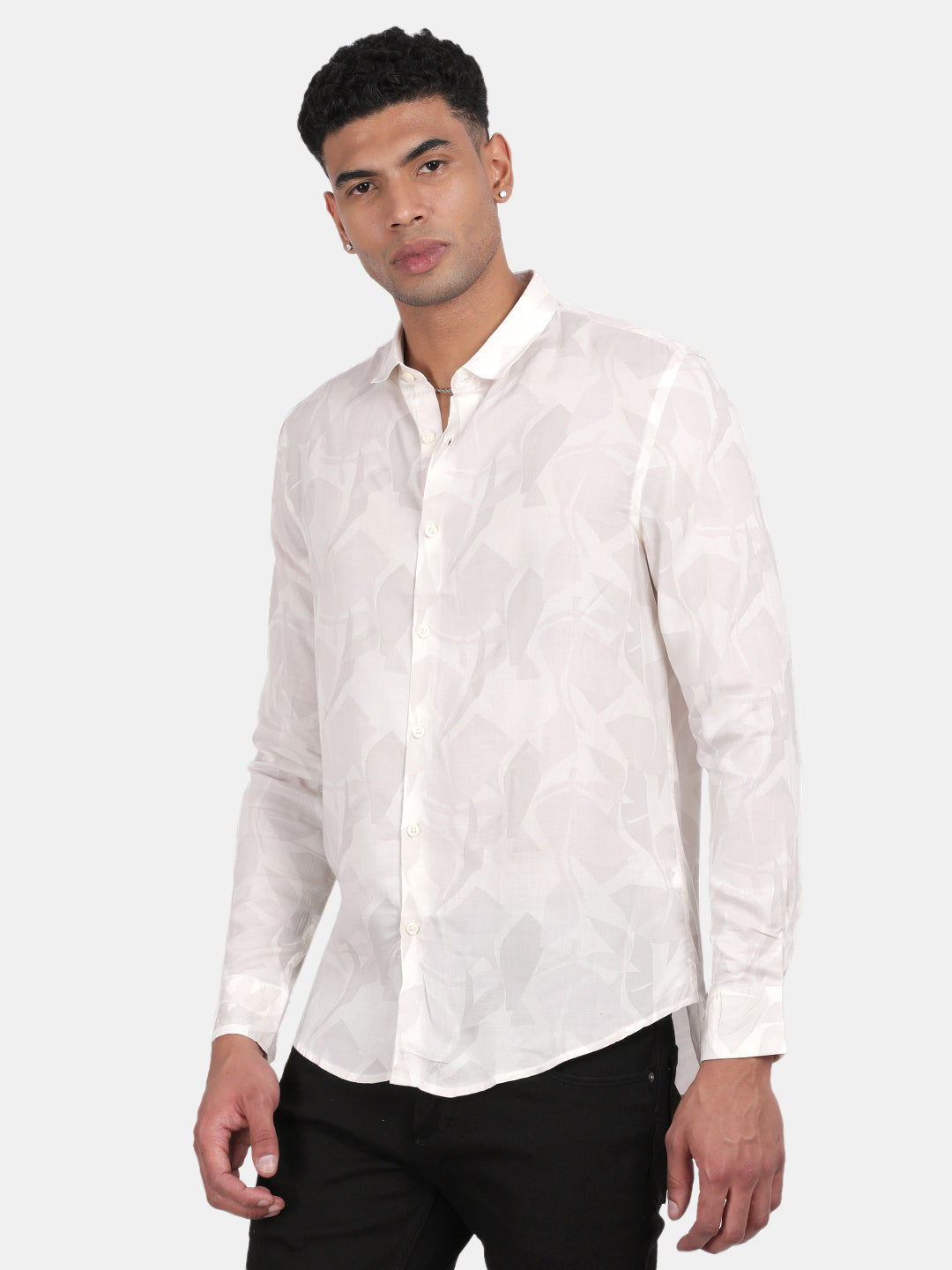 Men White Slim Fit Spread Collar Full Sleeve Casual Shirt