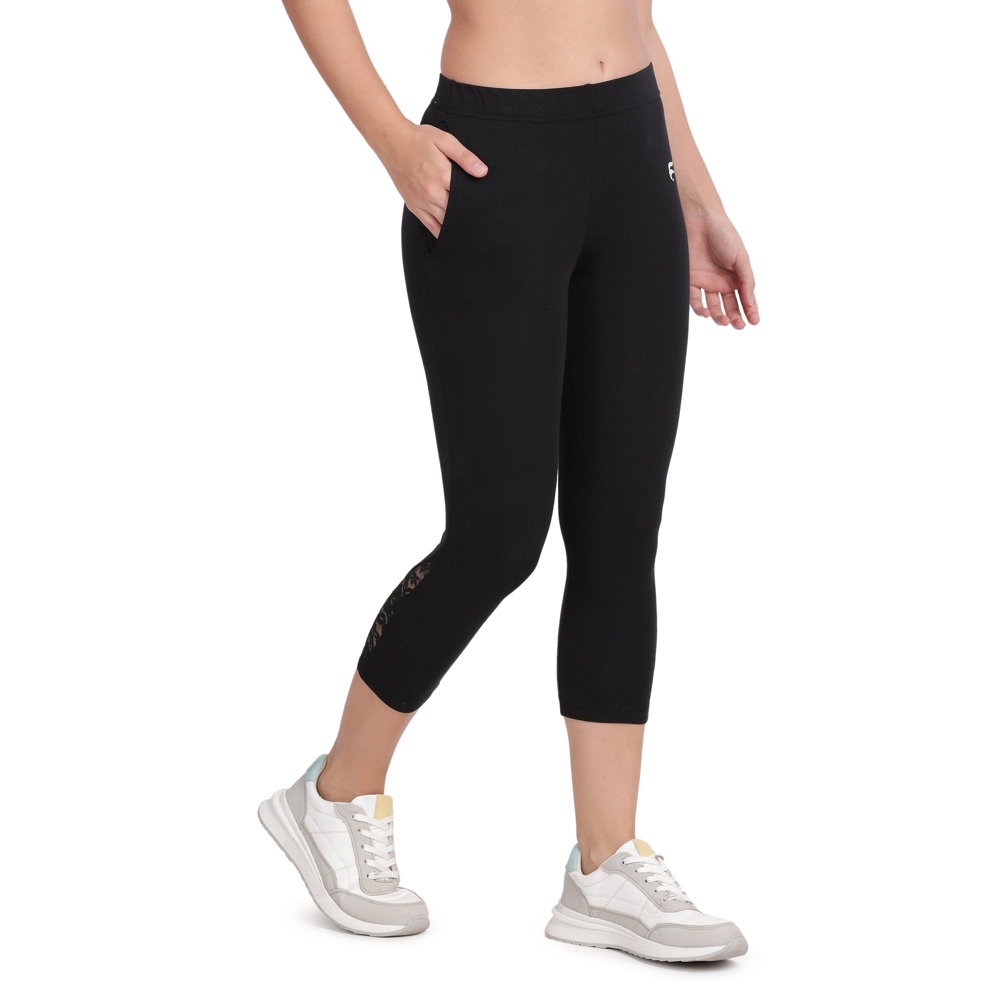Women Black 3/4th Lace Capri
