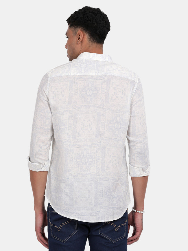 Men White Slim Fit Spread Collar Full Sleeve Casual Shirt
