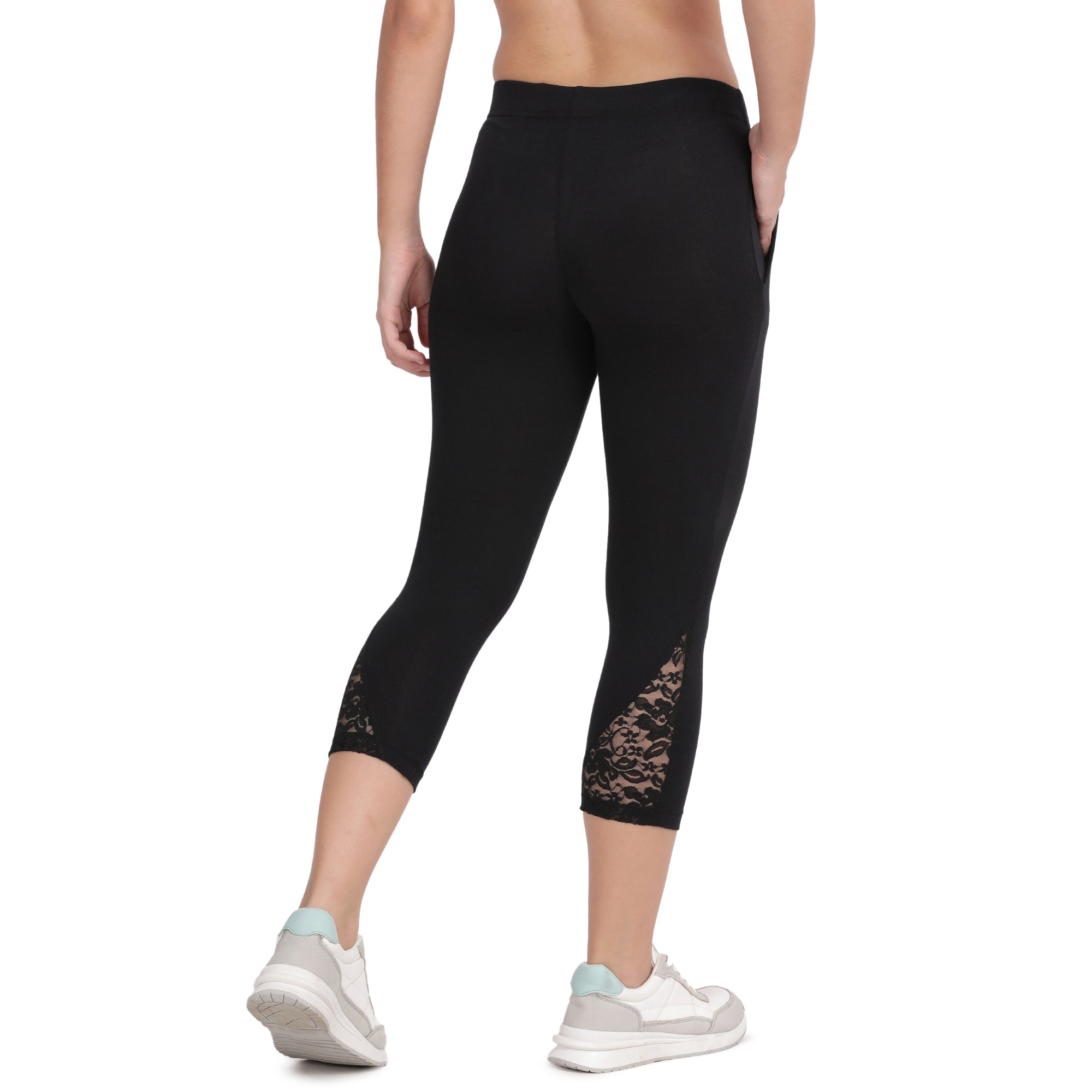 Women Black 3/4th Lace Capri