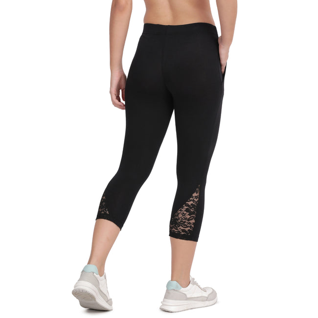 Women Black 3/4th Lace Capri
