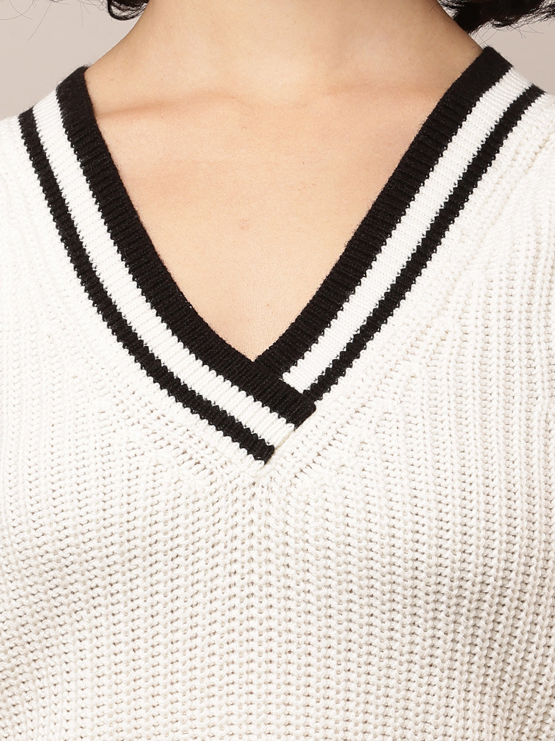 Women White V-Neck Sleeveless Sweater Vest