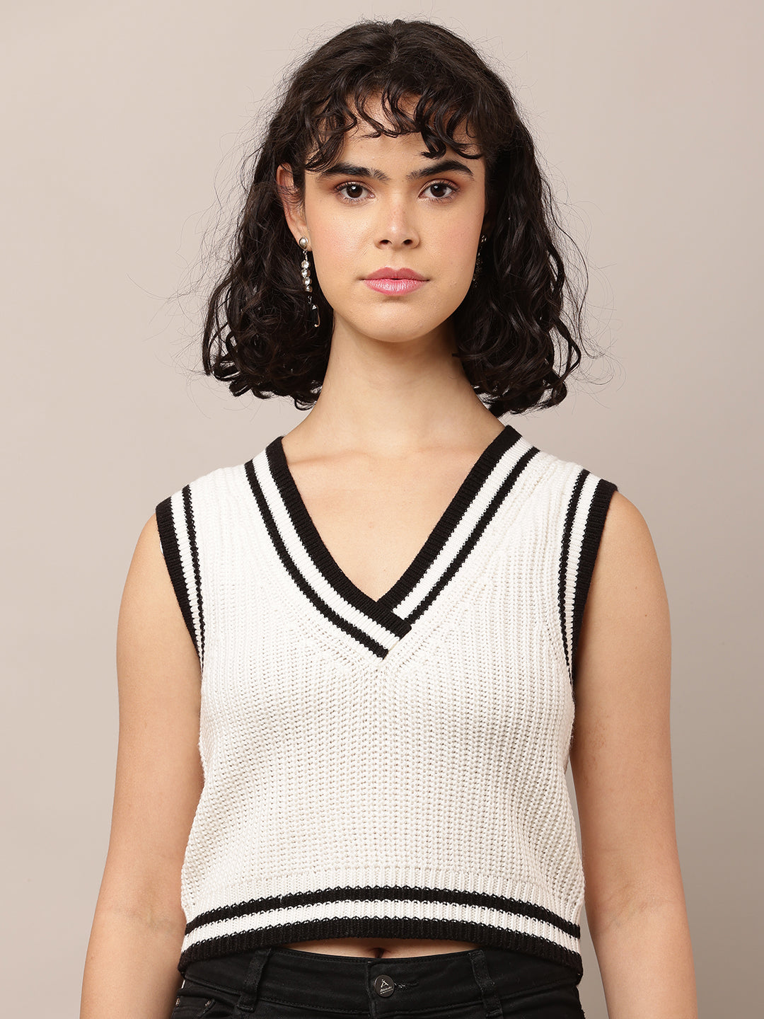 Women White V-Neck Sleeveless Sweater Vest