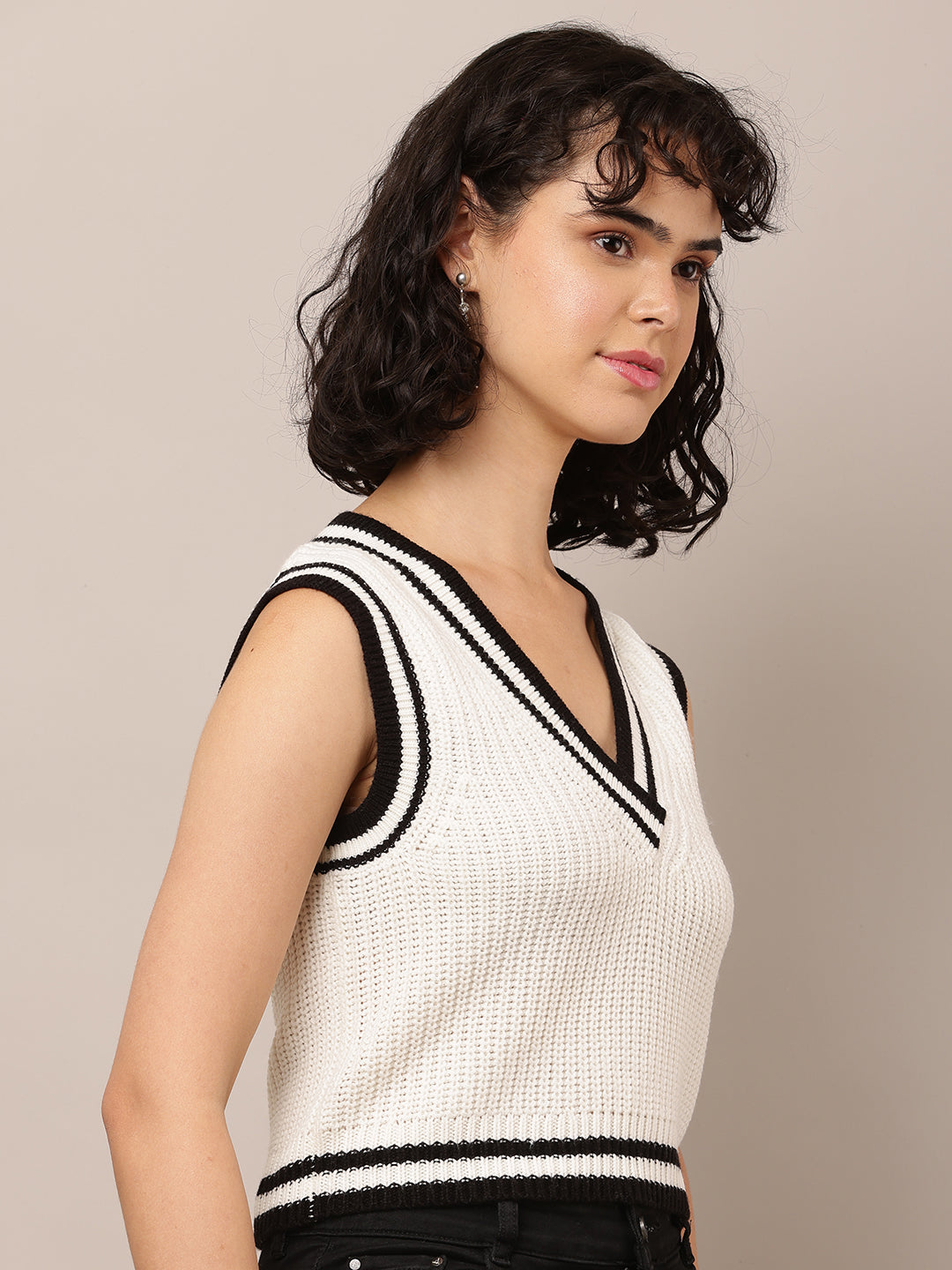 Women White V-Neck Sleeveless Sweater Vest