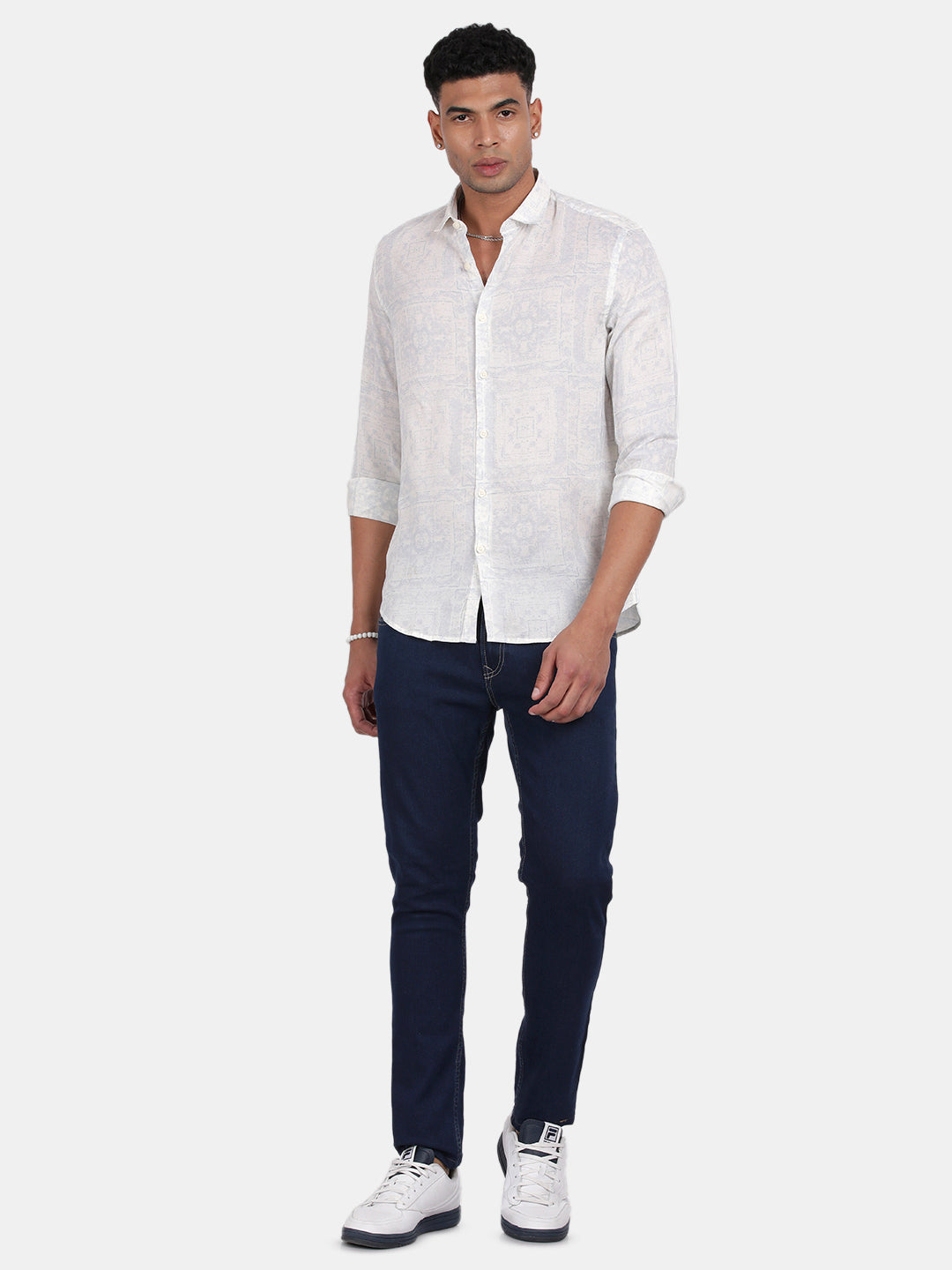 Men White Slim Fit Spread Collar Full Sleeve Casual Shirt