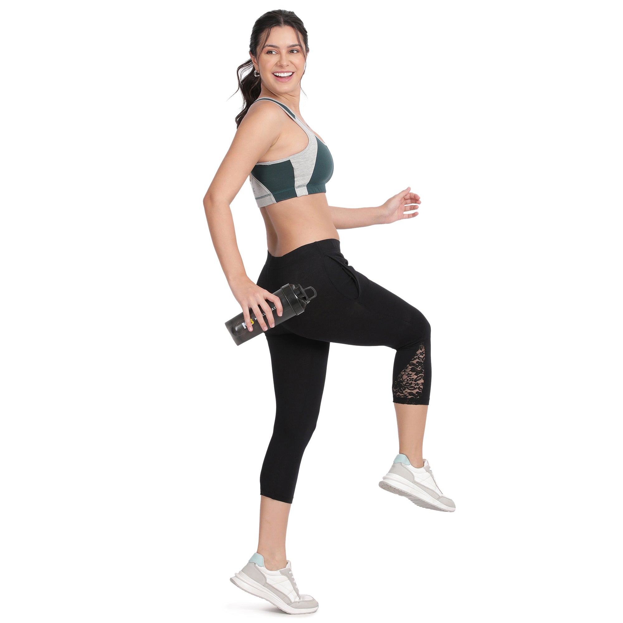 Women Black 3/4th Lace Capri