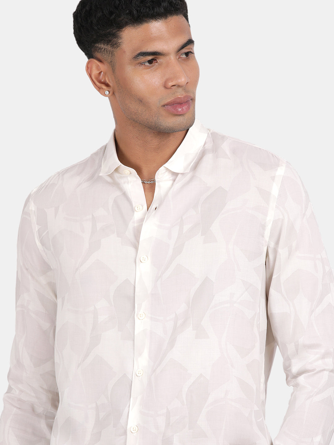 Men White Slim Fit Spread Collar Full Sleeve Casual Shirt