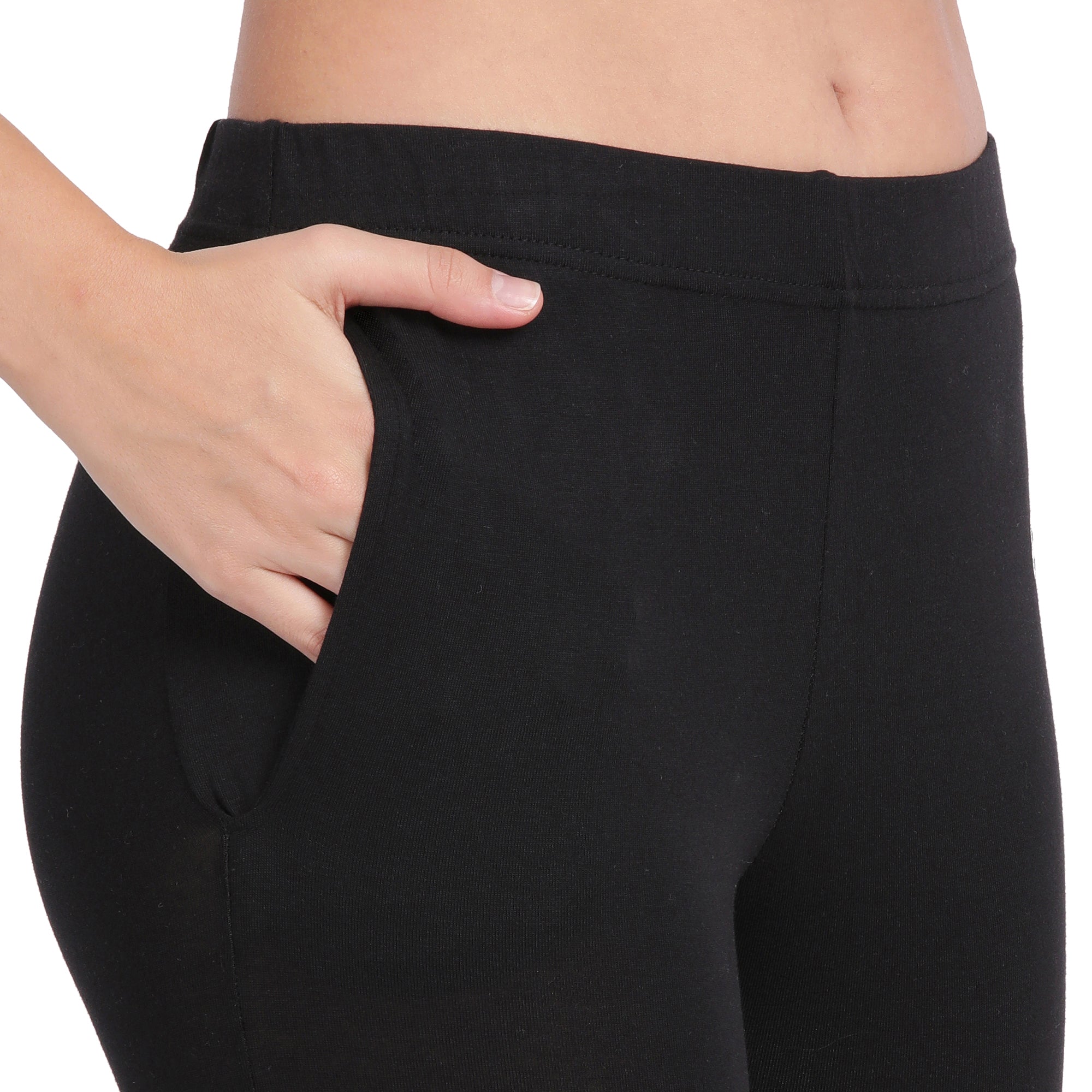 Women Black 3/4th Lace Capri