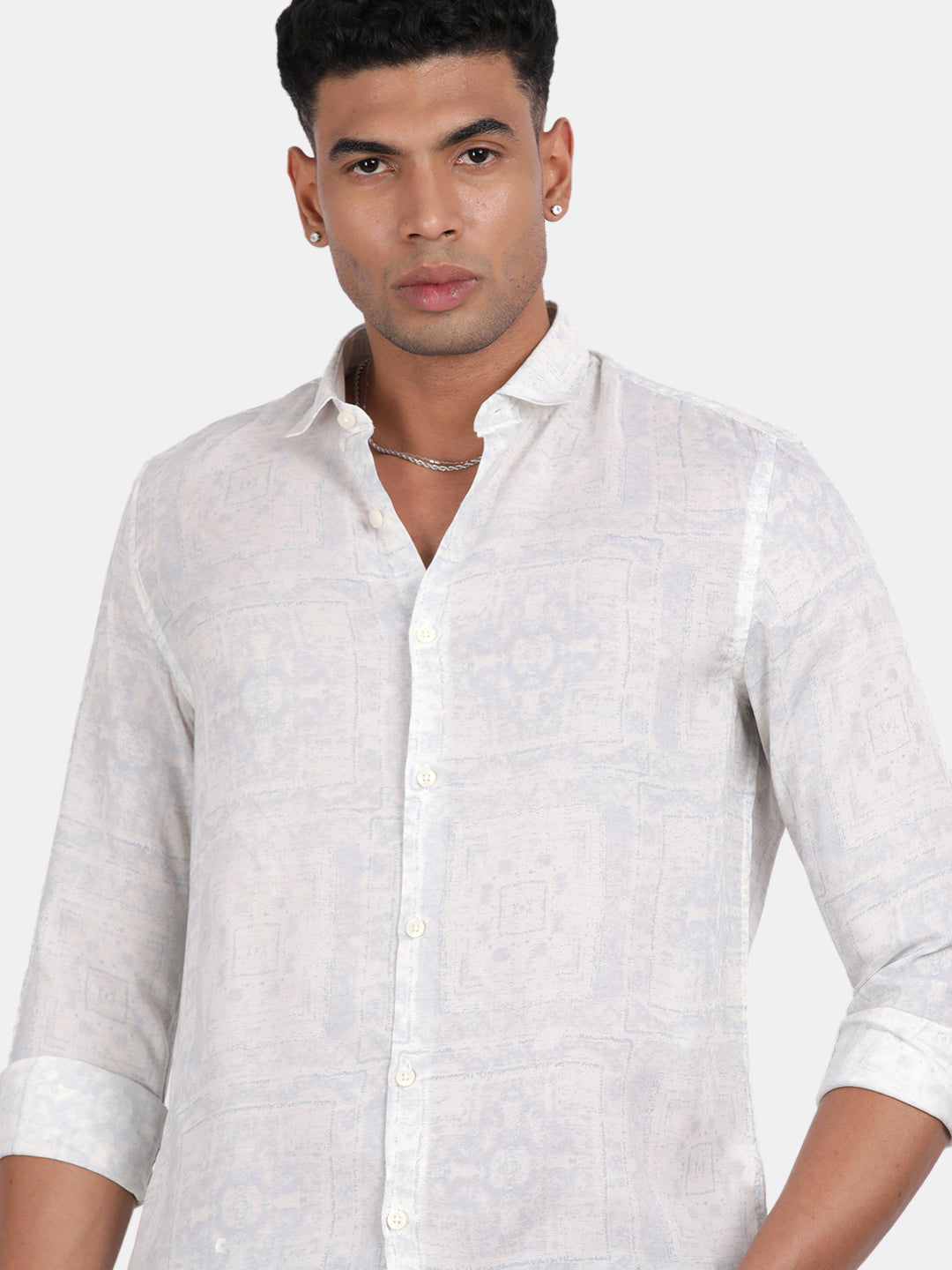 Men White Slim Fit Spread Collar Full Sleeve Casual Shirt