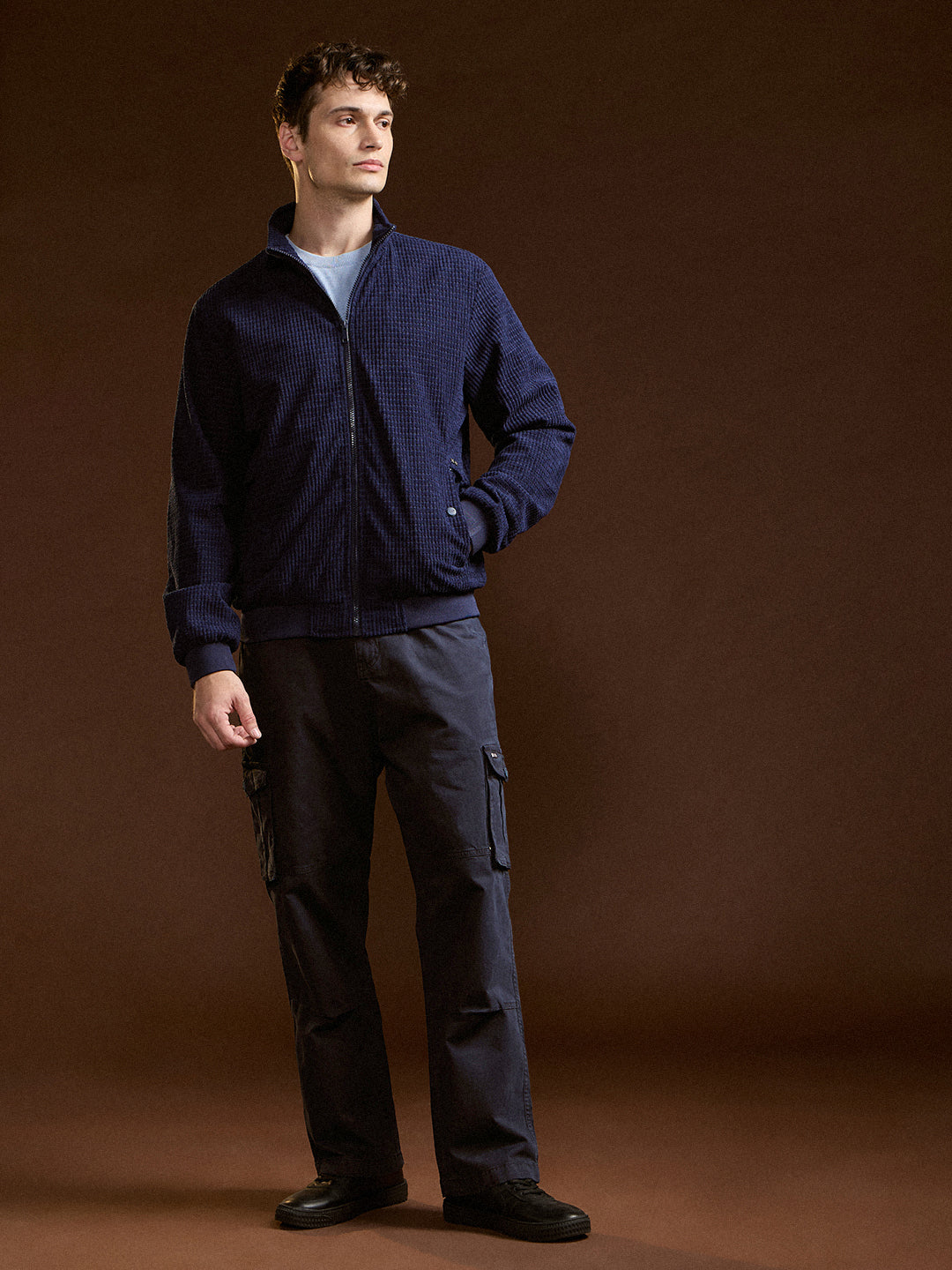 Men Blue Solid Straight Fit Cargo Pant