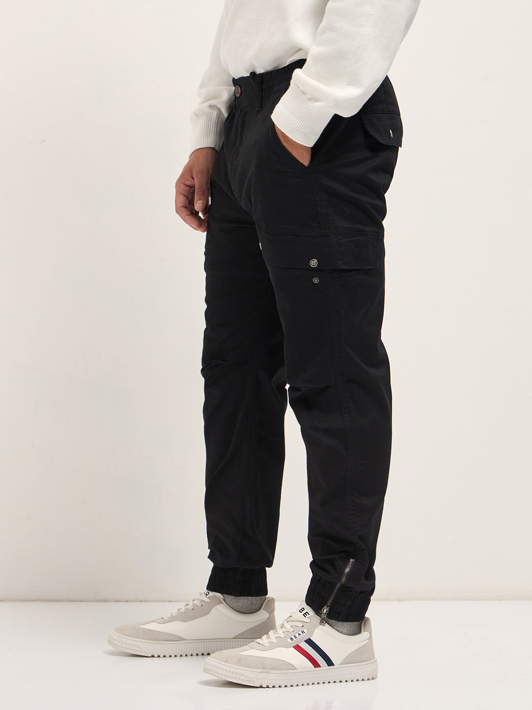Men Black Cotton Relaxed Fit Cargo Pants
