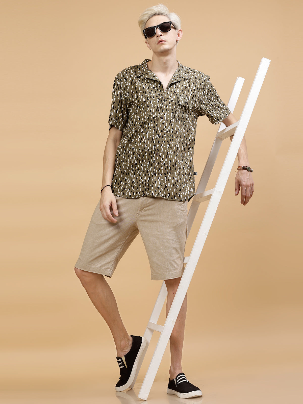 Men Abstract Print Cut Away Collar Shirt