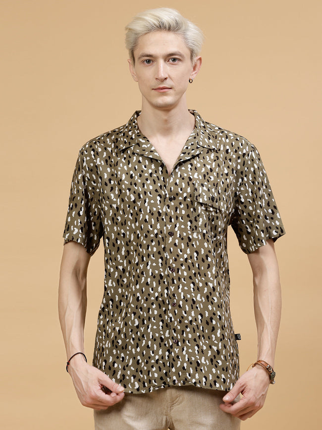 Men Abstract Print Cut Away Collar Shirt