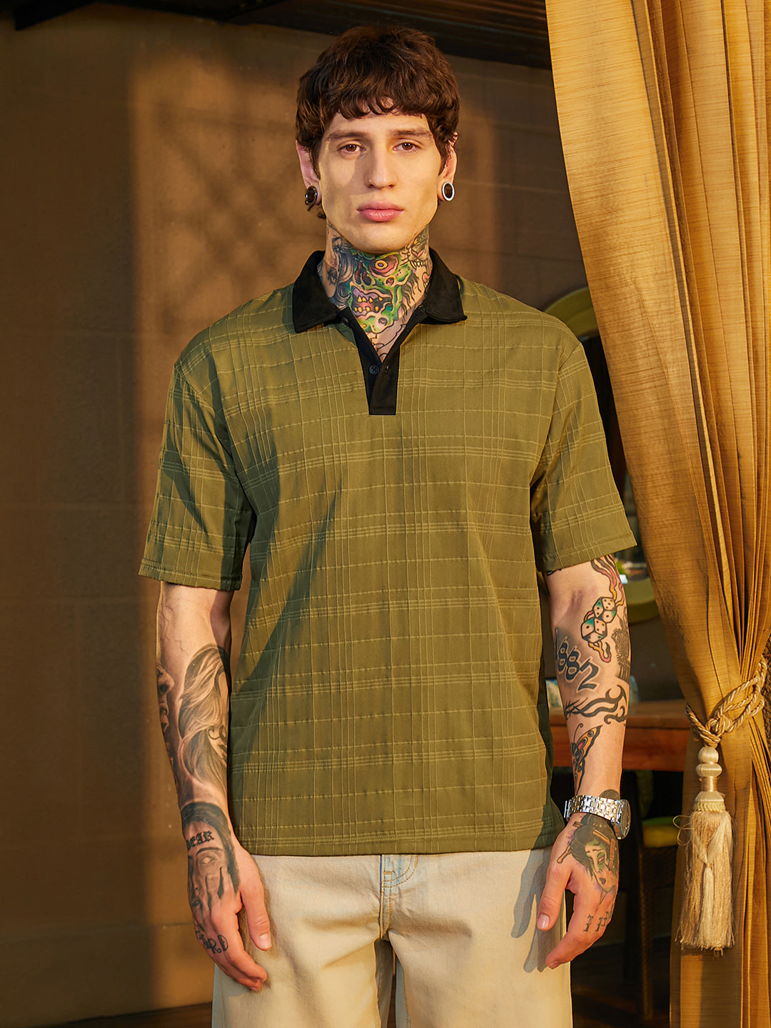 Men Cotton Blend Regular Colourblock T-Shirt