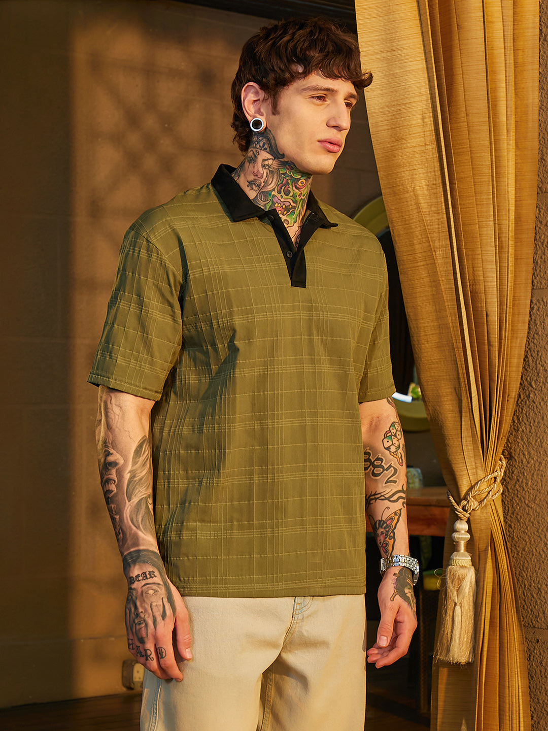 Men Cotton Blend Regular Colourblock T-Shirt