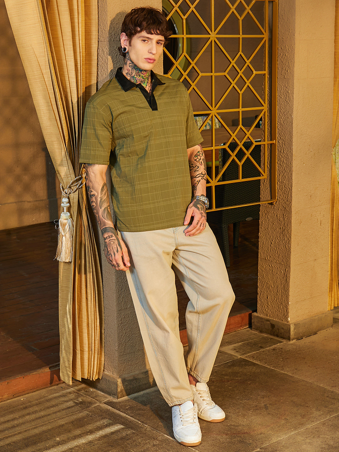 Men Cotton Blend Regular Colourblock T-Shirt