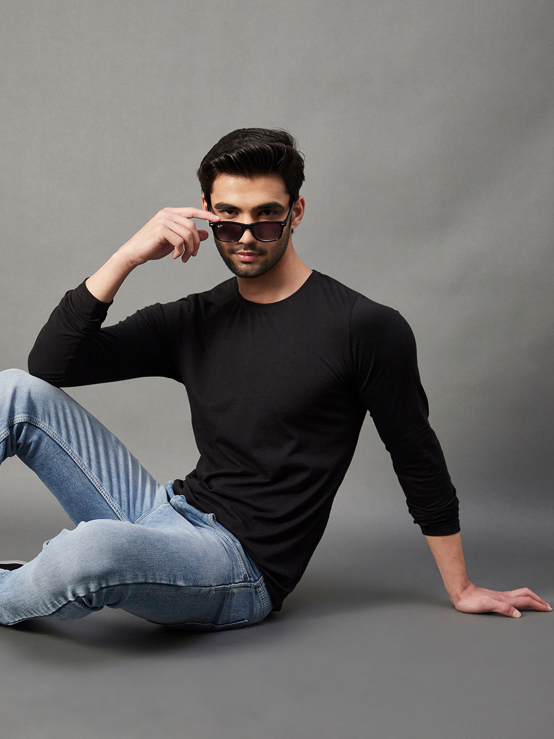 Men Black Thumbhole Round Neck Full Sleeve T-Shirt
