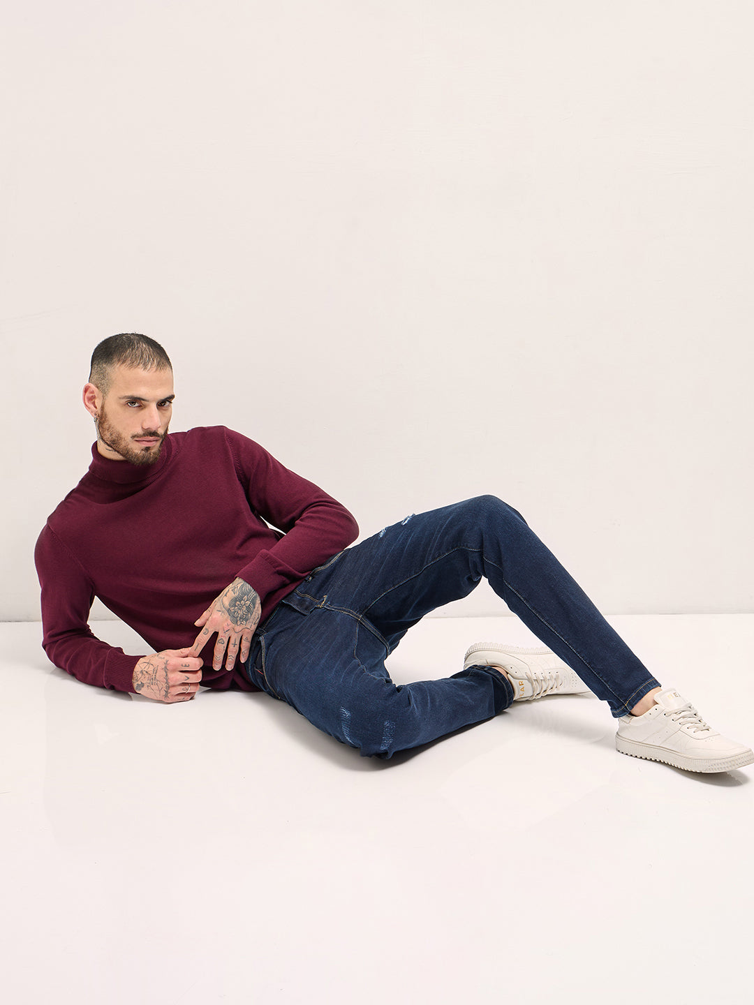 Men Dark Blue distressing and rip Mid-Rise Slim Fit Jeans