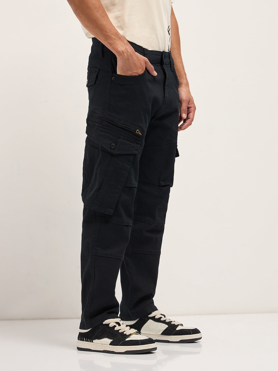 Men Black Solid Straight Fit Cargo Denim