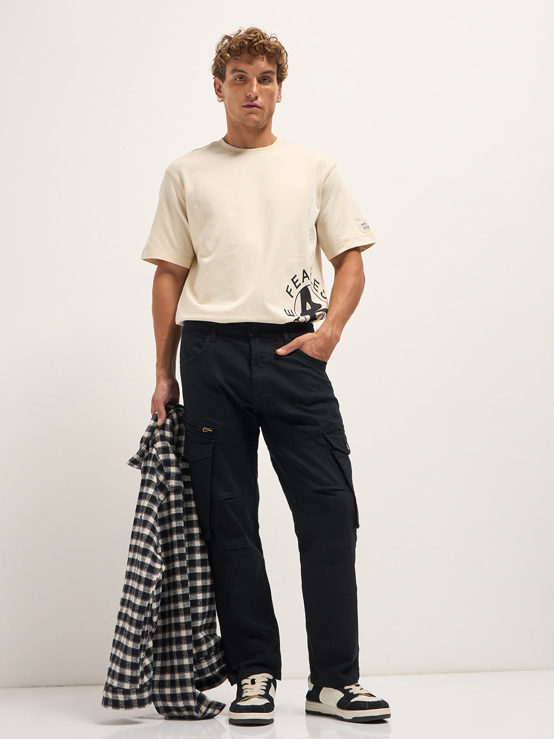 Men Black Solid Straight Fit Cargo Denim