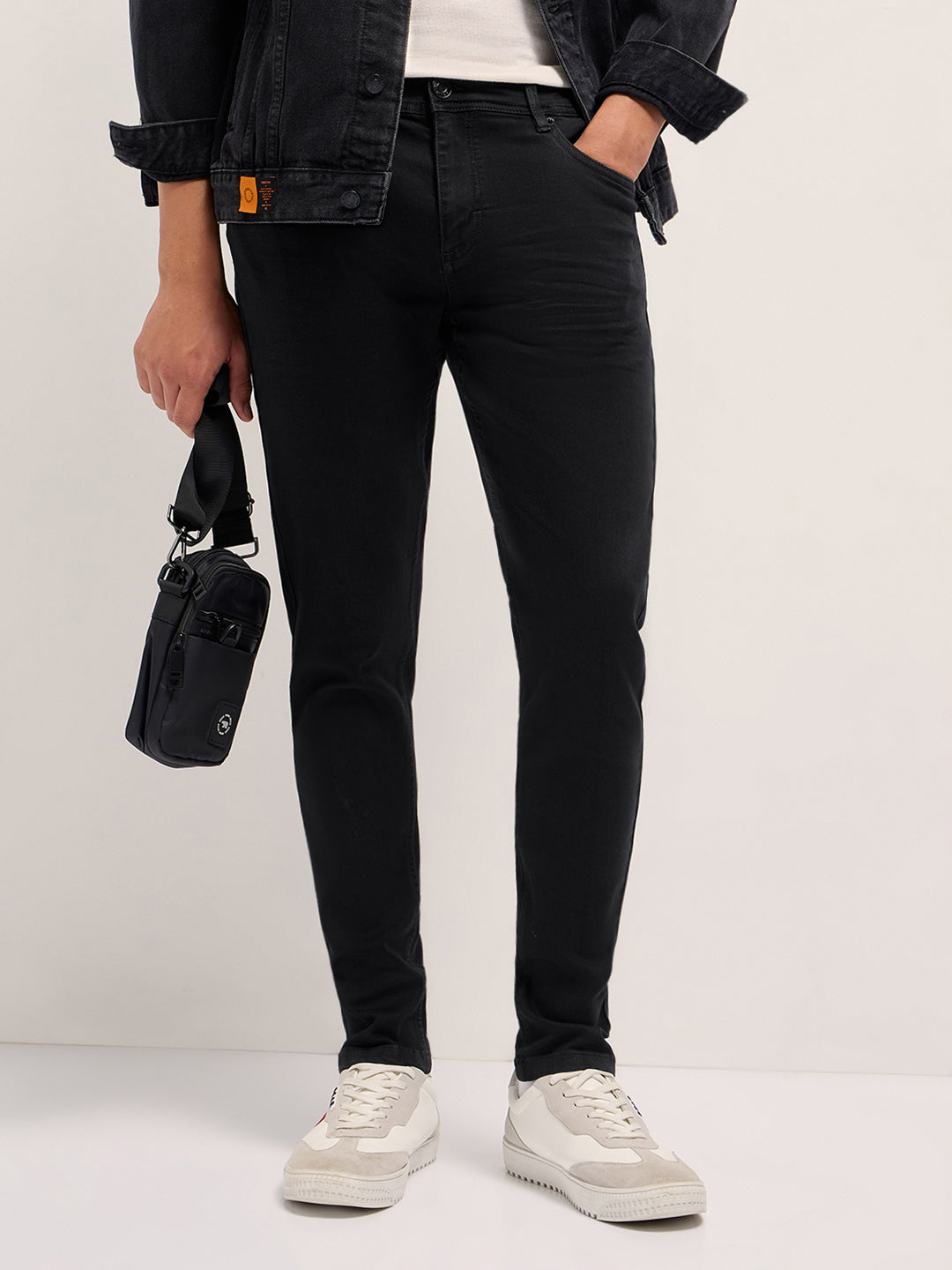 Men Black Solid Mid Rise Jeans