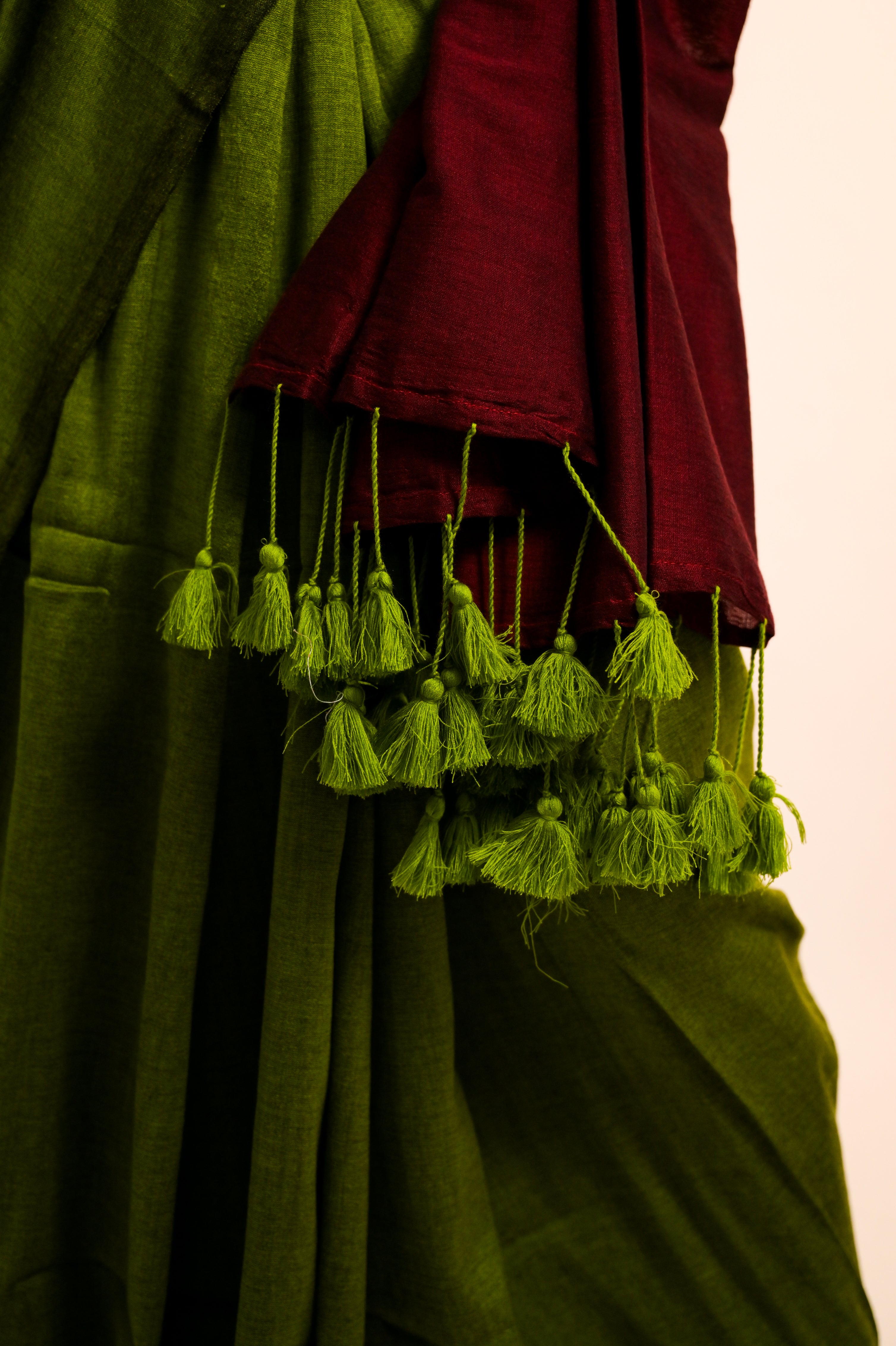 Geet Suhani Olive Green Handloom Cotton Acrylic Saree