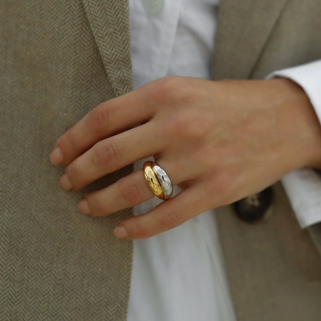 Sleek Two-Tone Interlocking Band Ring
