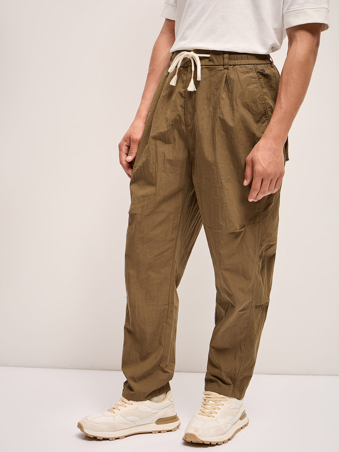 Men Olive Solid Relax Fit Mid-Rise Casual Pant