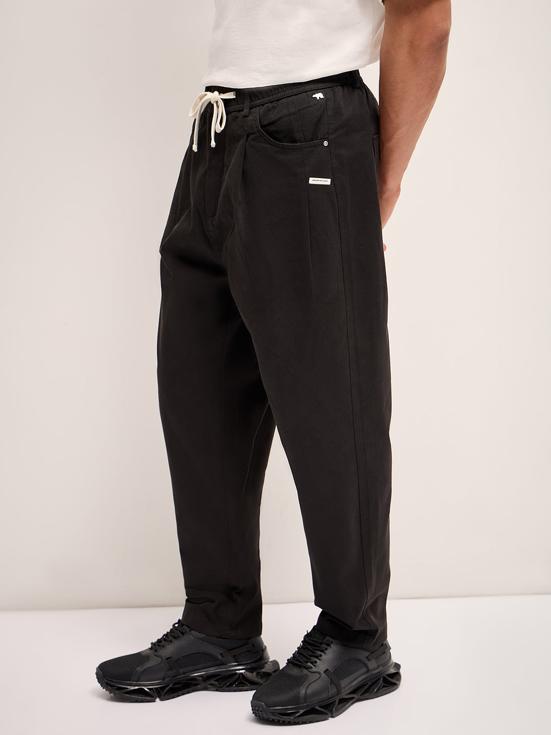 Men Black Solid Relax Fit Mid-Rise Casual Pant