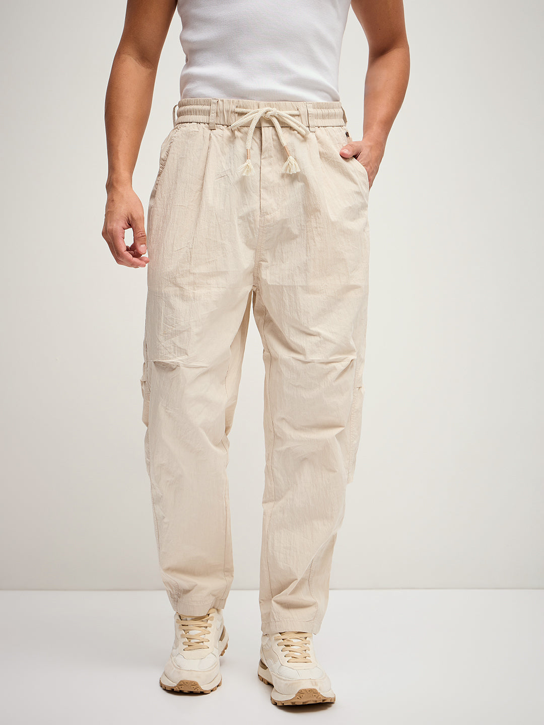 Men Cream Solid Relax Fit Mid-Rise Casual Pant