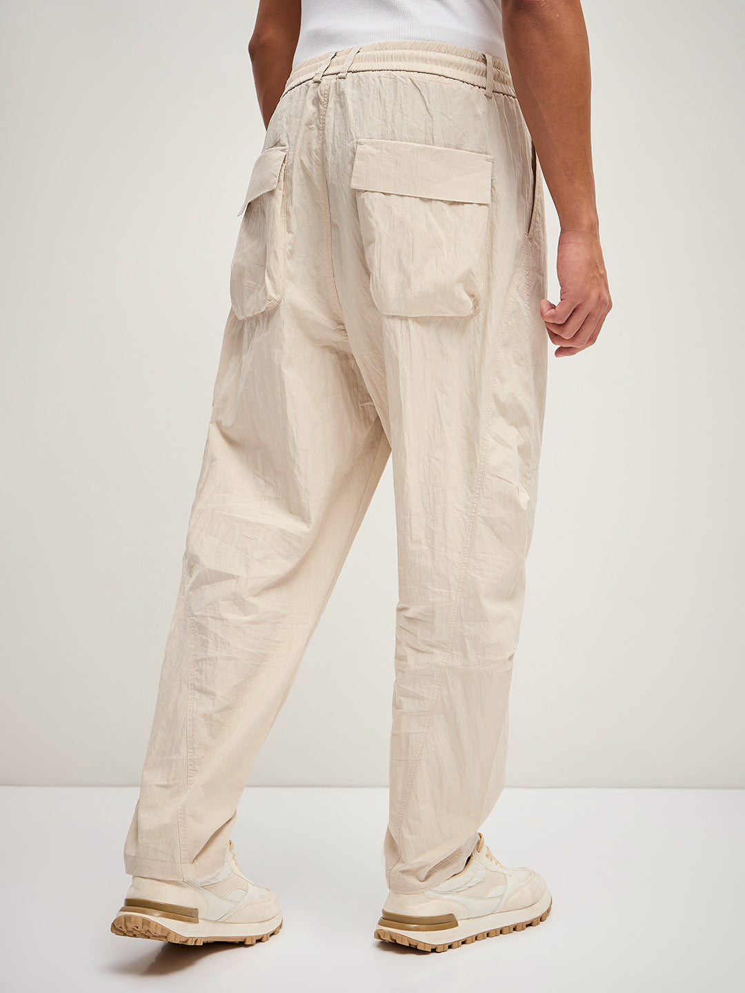 Men Cream Solid Relax Fit Mid-Rise Casual Pant