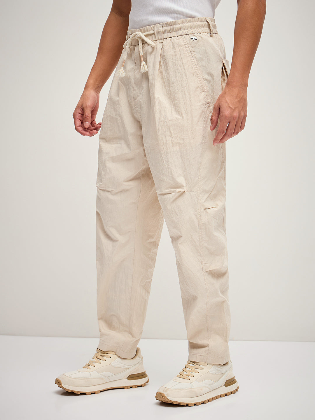 Men Cream Solid Relax Fit Mid-Rise Casual Pant