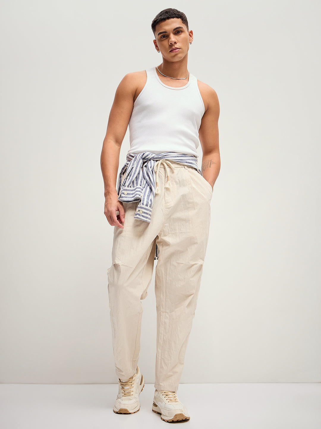 Men Cream Solid Relax Fit Mid-Rise Casual Pant
