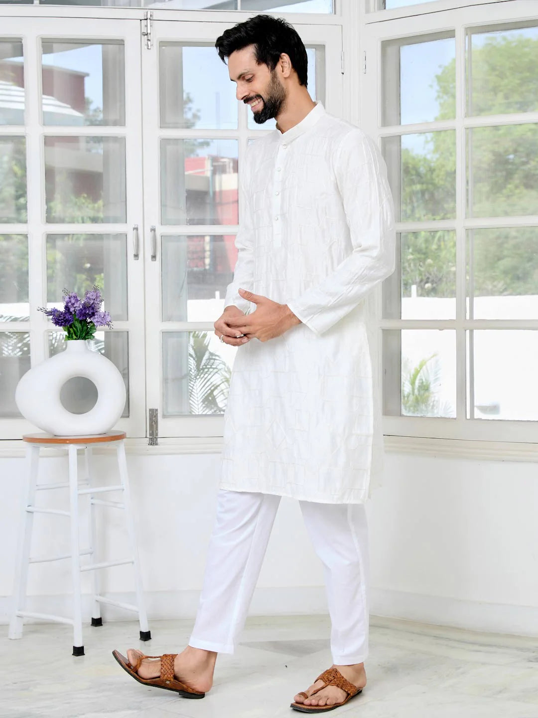 Men Cream Geometric Embroidered Thread Work Mandarin Collar Straight Kurta