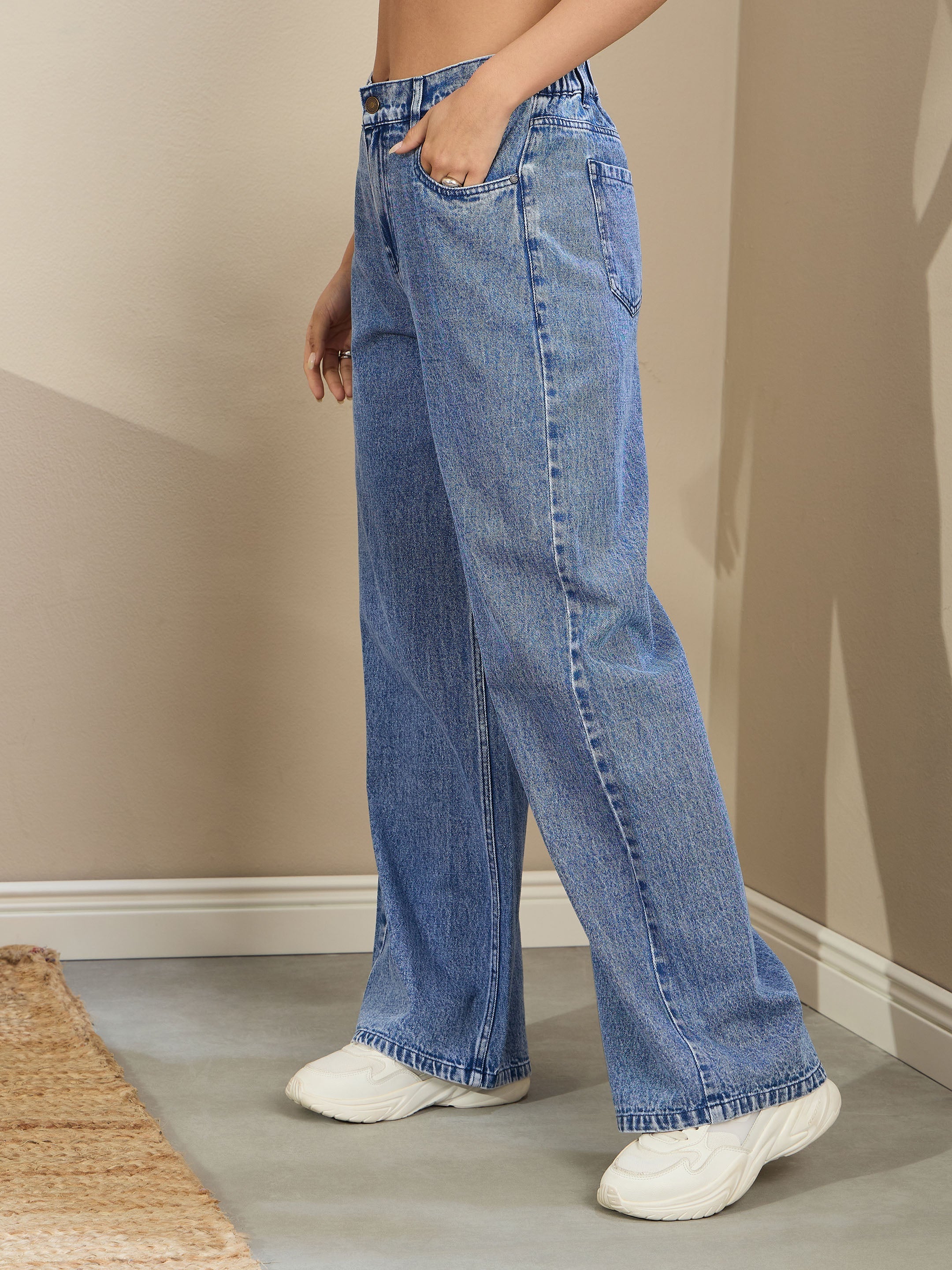 Women Blue Wash High Waist Straight Fit Jeans