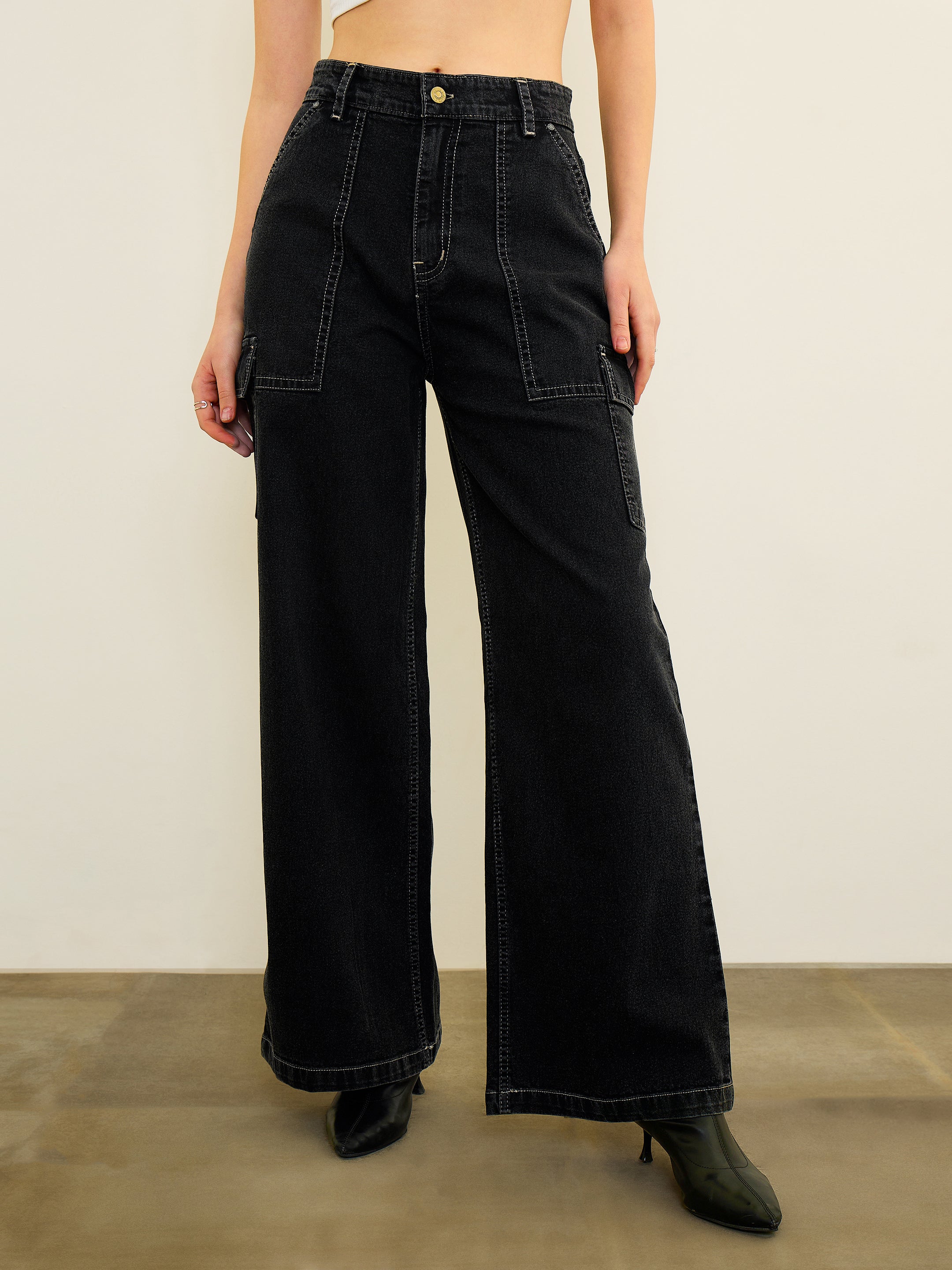Women Black Wash Mid Rise Straight Cargo Jeans