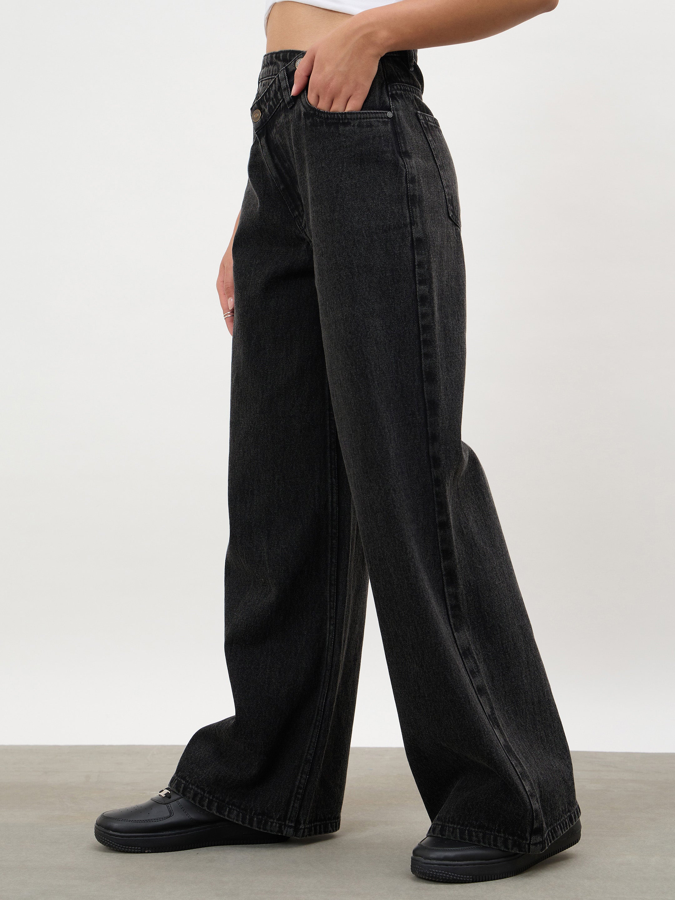 Women Black Wash Cross Waist Straight Jeans