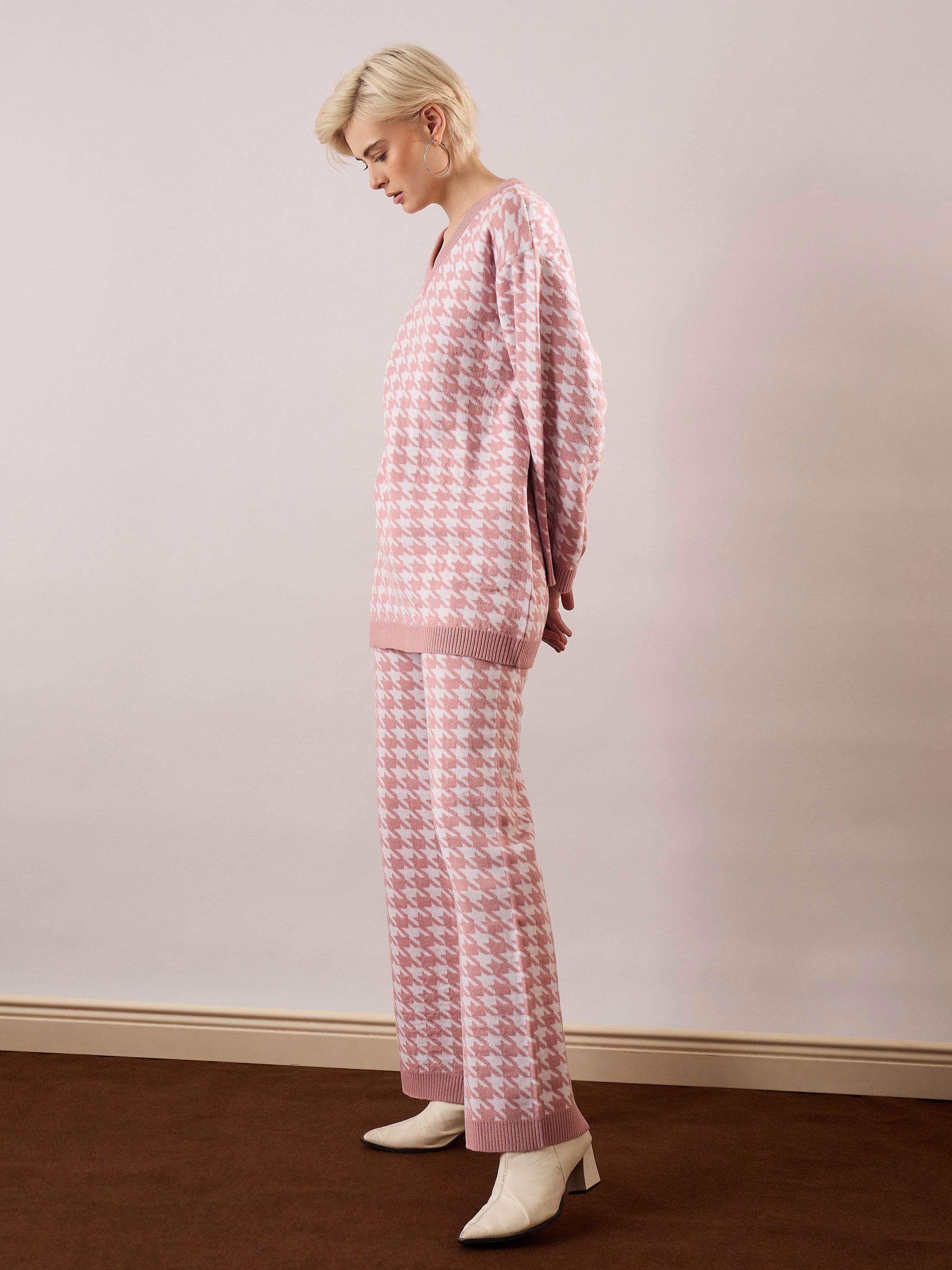 Women Pink & White Houndstooth V-Neck Sweater With Joggers