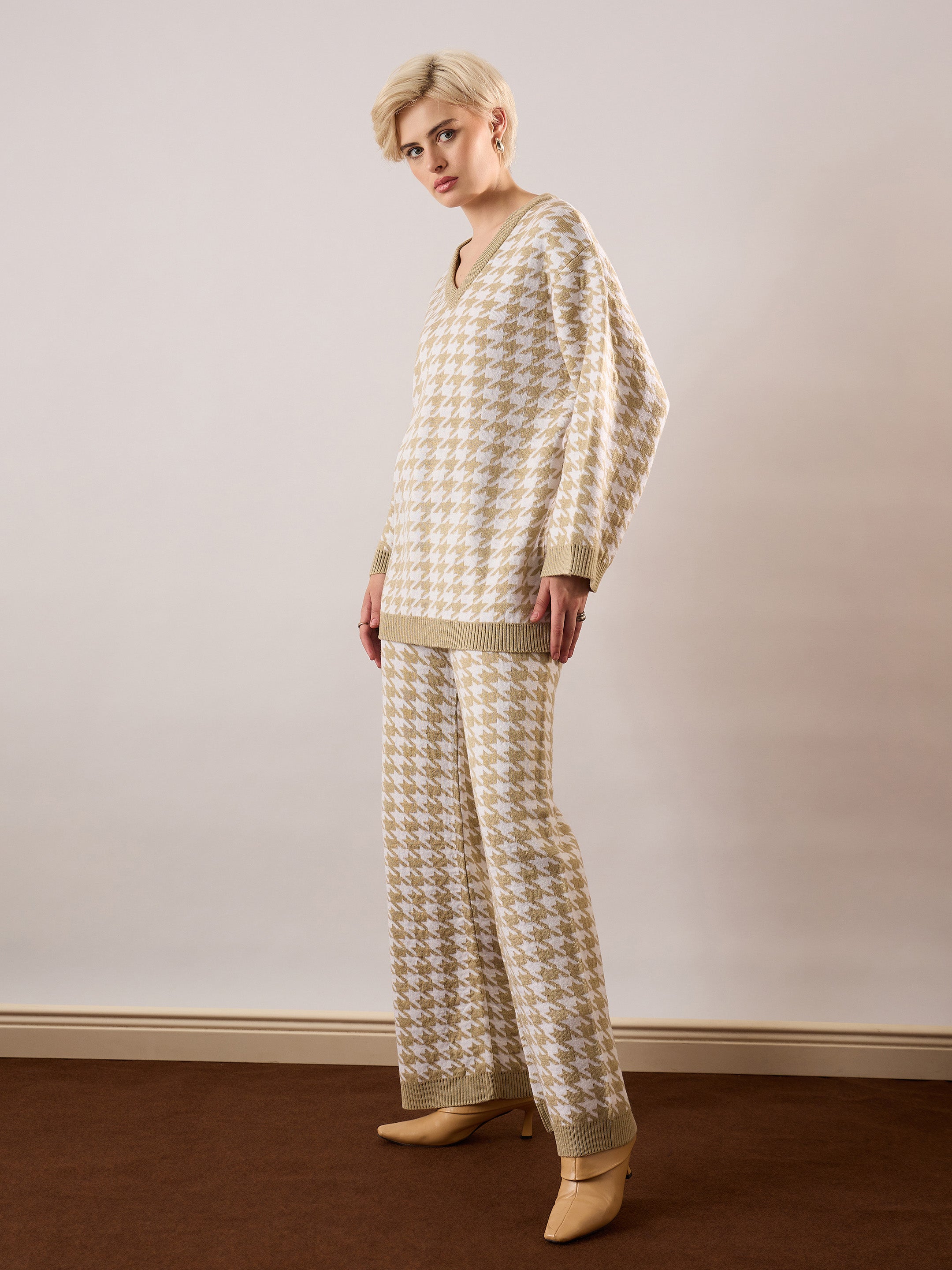 Women Beige & White Houndstooth V-Neck Sweater With Joggers