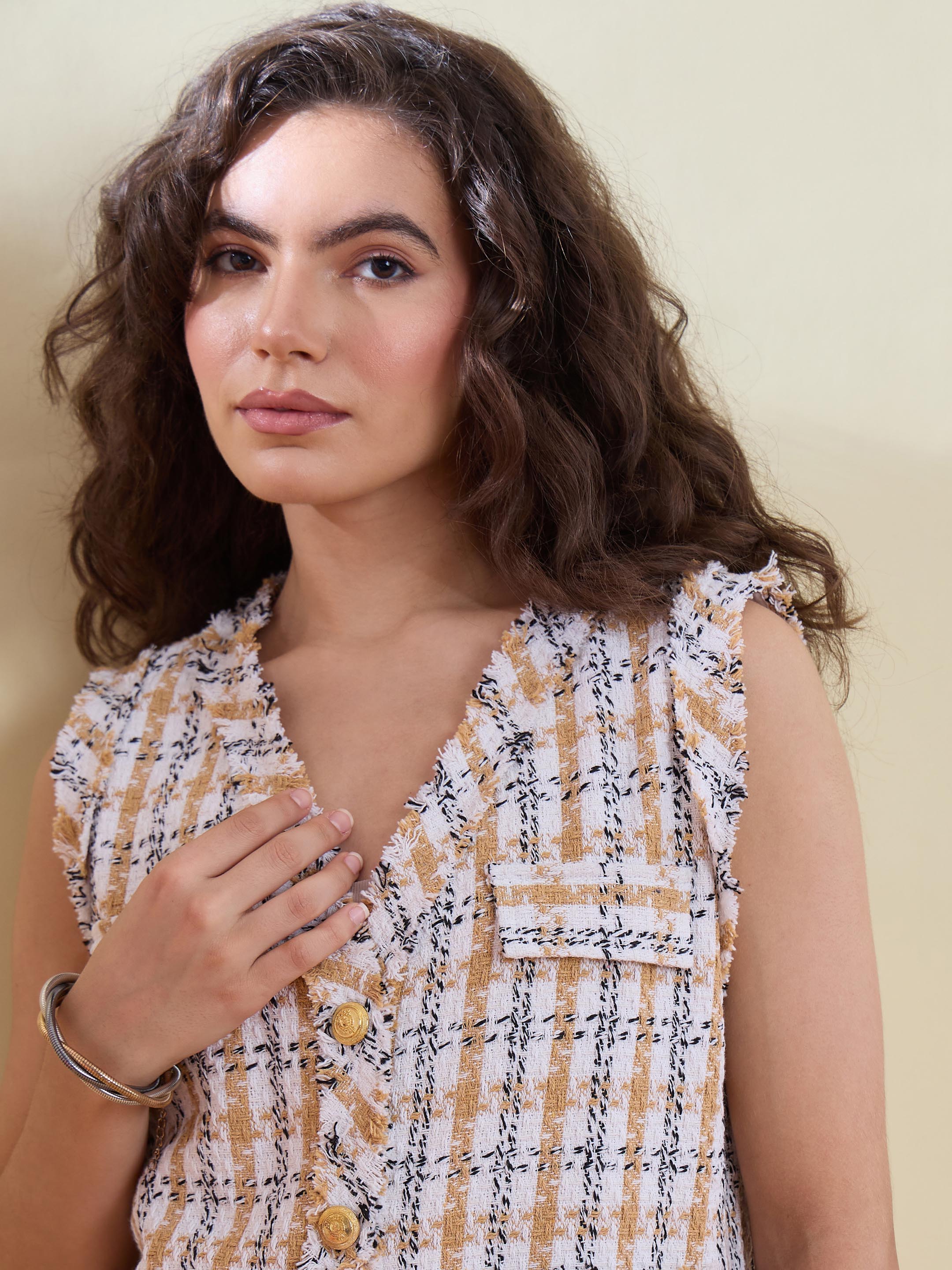 Women Beige & White Tweed Sleeveless Jacket With Mini Skirt