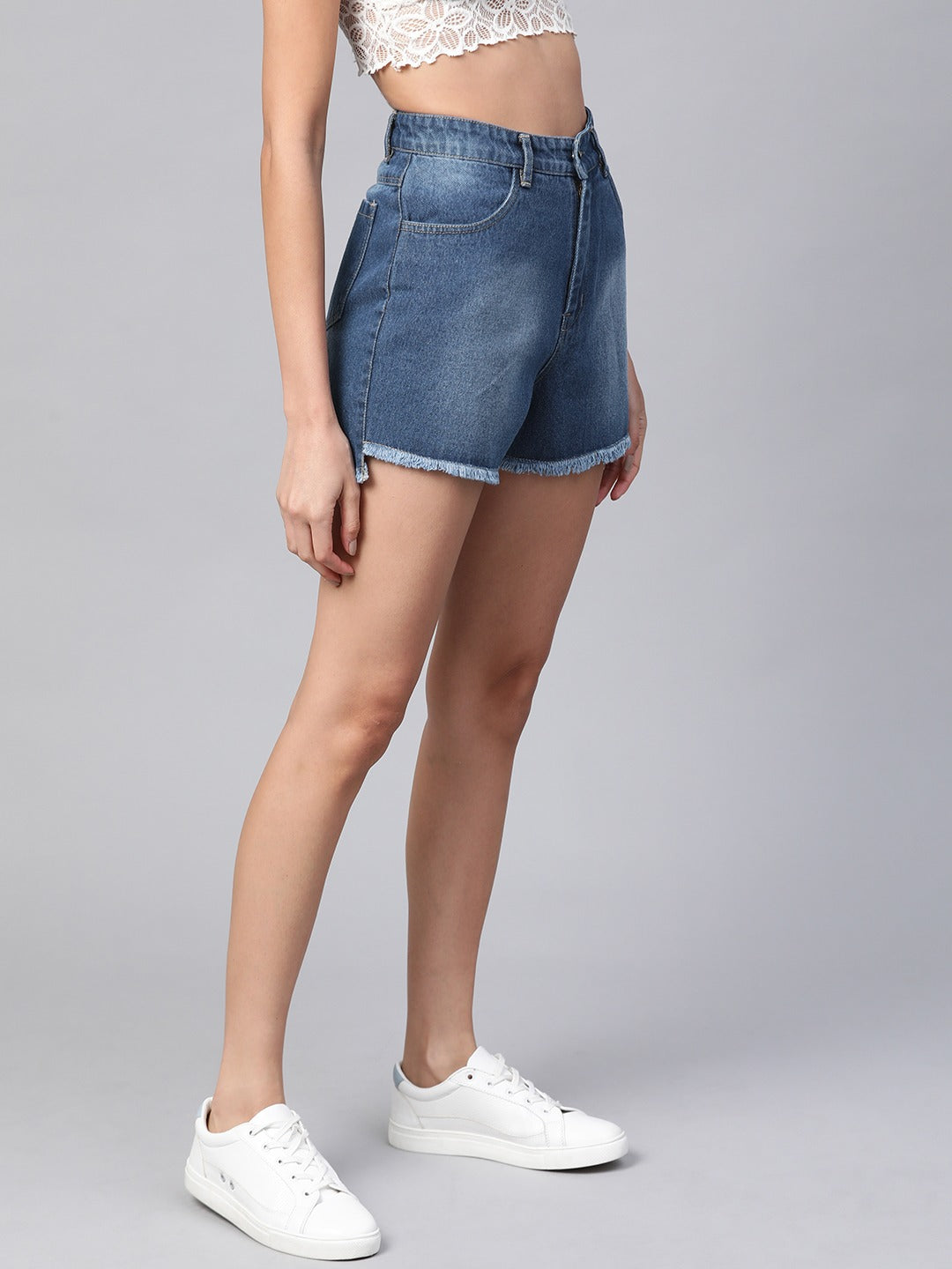 Women Blue Bleach Wash Frayed Look Shorts