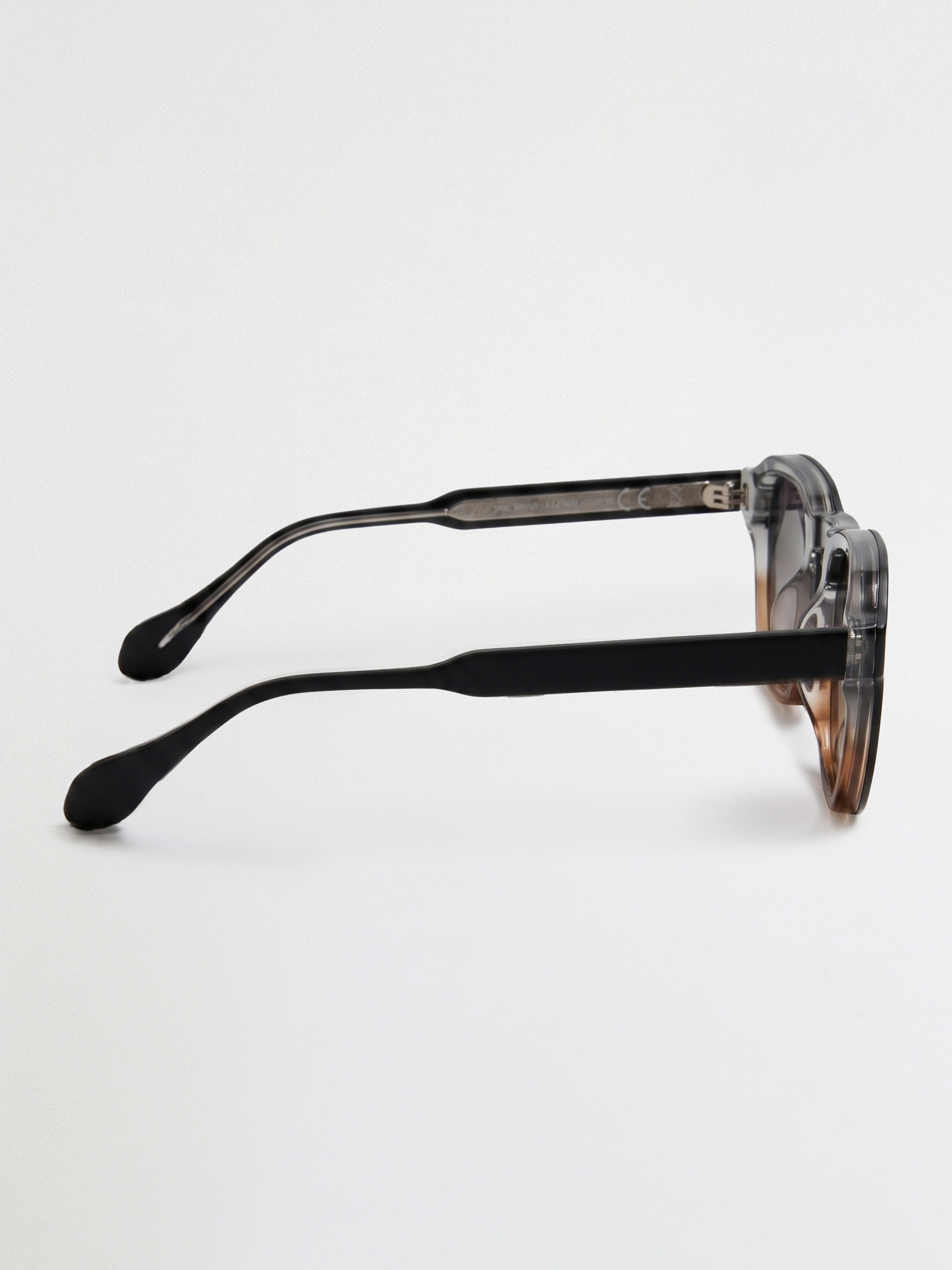 Men Round-Oval Full-Rim Sunglasses with Dual-Tone Frame and Smoke Grey Gradient Lenses